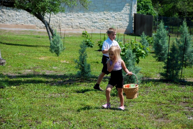 2012/04(April)/Easter/640x480_2012-04-08-27-Egg Hunt.jpg